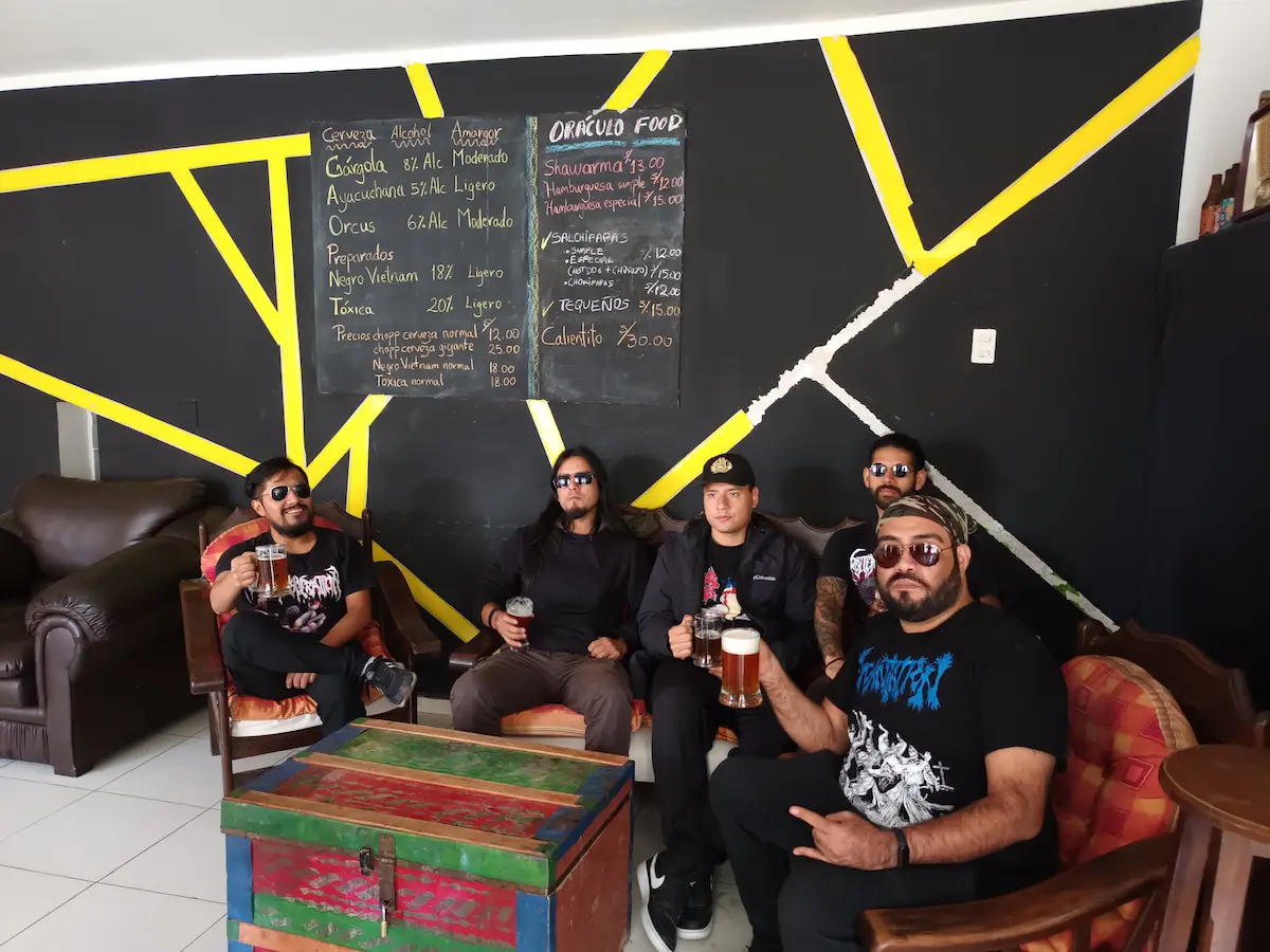 Amigos brindando