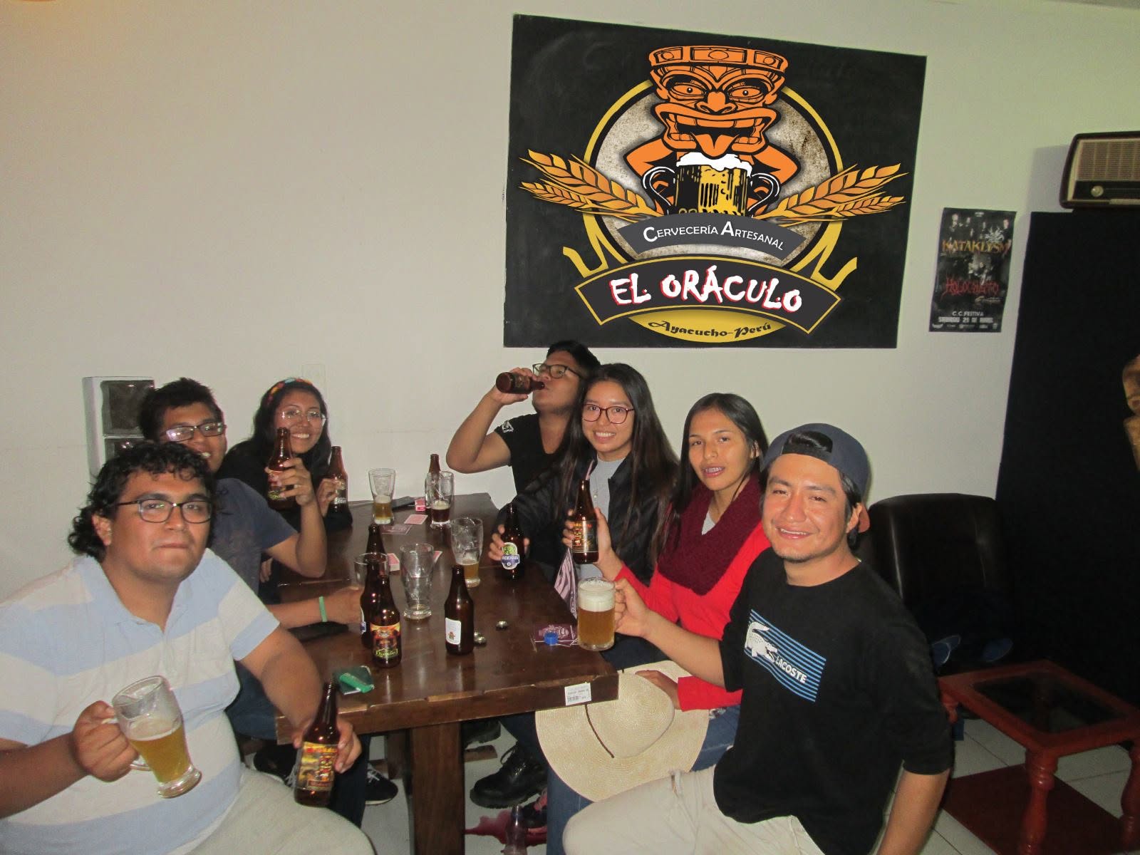 Chicas brindando afuera