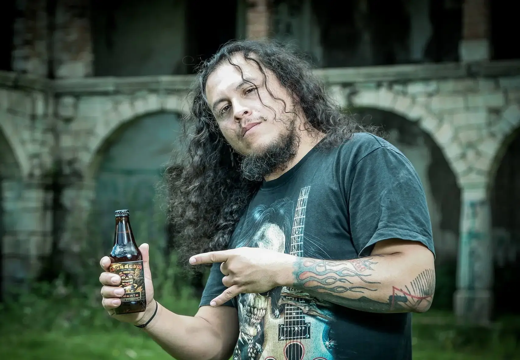 Chico rockero con cerveza