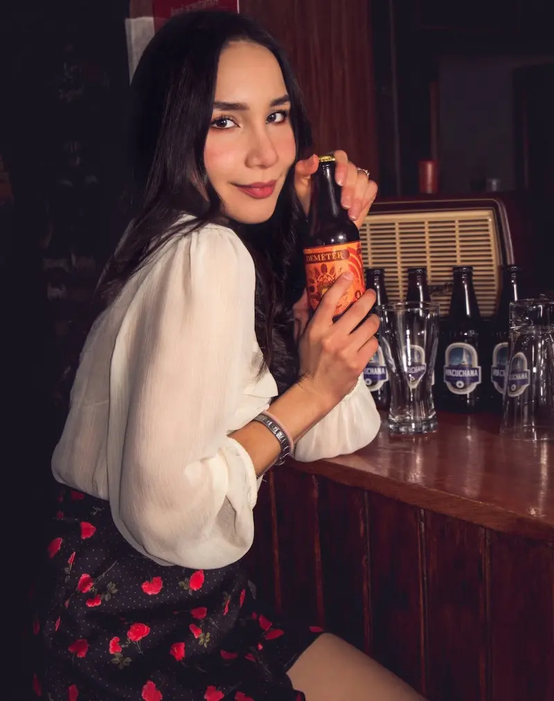 Chica con cerveza Oráculo